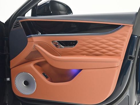 Used 2022 Bentley Flying Spur V8 image 24