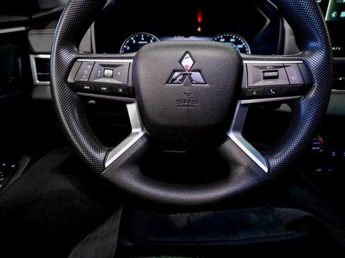 Used 2025 Mitsubishi Outlander ES image 33