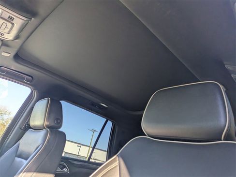 Used 2022 GMC Yukon SLT w/ SLT Premium Package image 16