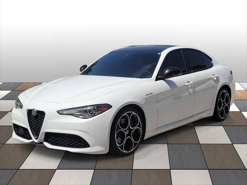 Used 2023 Alfa Romeo Giulia Veloce RWD image 1