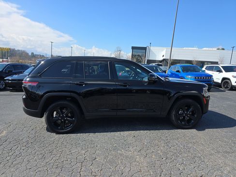 Used 2023 Jeep Grand Cherokee Altitude image 2