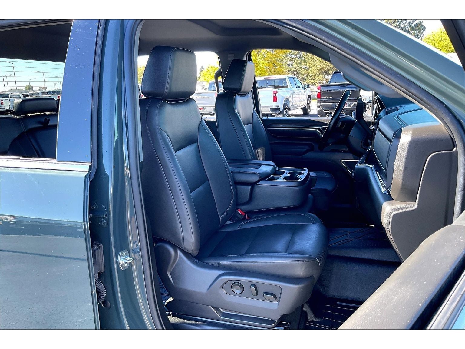 Used 2025 Chevrolet Silverado 3500 LTZ AWD/4WD image 8