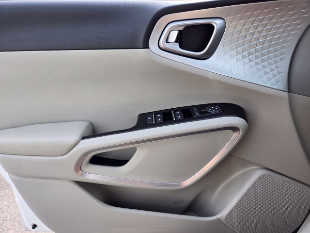 Used 2025 Kia Soul LX w/ LX Technology Package FWD image 36