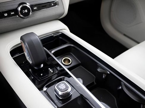 Certified 2025 Volvo XC90 T8 Plus w/ Protection Package Premier image 29