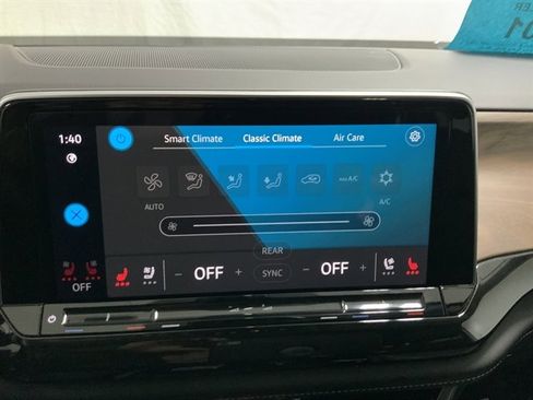 Used 2025 Volkswagen Atlas SE AWD/4WD image 32