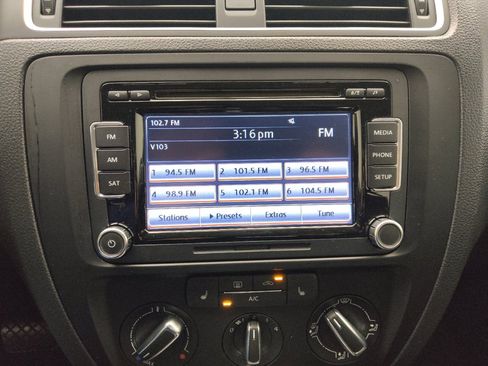 Used 2014 Volkswagen Jetta SE FWD image 25