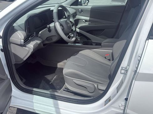 Used 2025 Hyundai Elantra Blue image 15