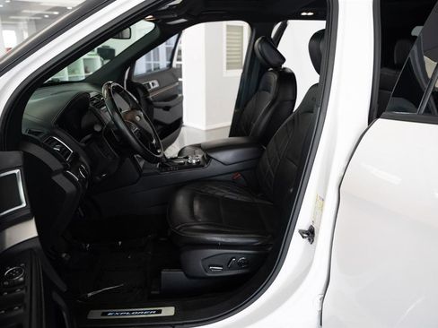 Used 2018 Ford Explorer Platinum AWD/4WD image 10