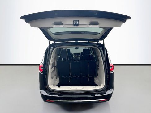 Used 2024 Chrysler Pacifica Touring-L FWD image 28