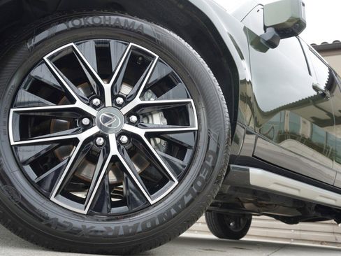 Used 2025 Lexus GX 550 AWD/4WD image 12