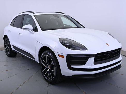 Certified 2025 Porsche Macan image 9