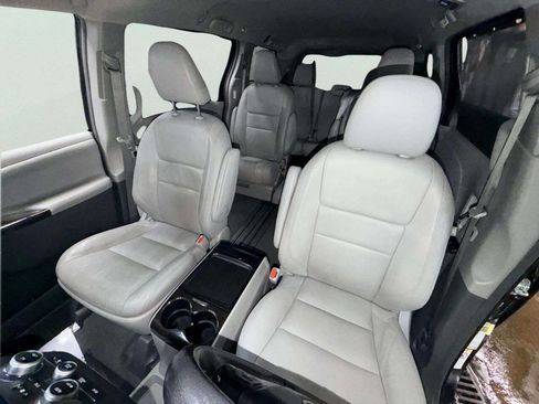 Used 2019 Toyota Sienna XLE w/ XLE Navigation Package image 16
