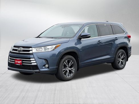 Used 2017 Toyota Highlander Plus AWD/4WD image 3