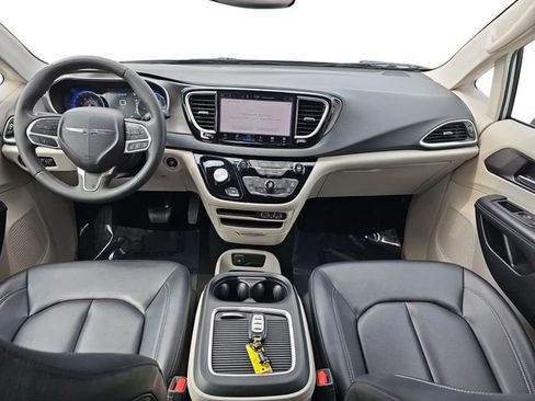 Used 2024 Chrysler Pacifica Touring-L FWD image 10