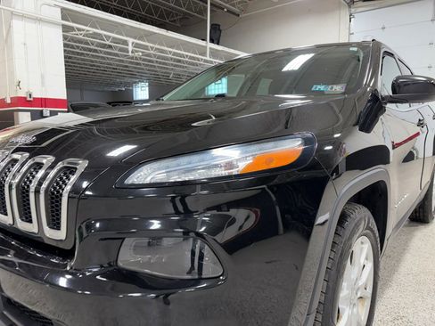 Used 2017 Jeep Cherokee Latitude w/ Cold Weather Group AWD/4WD image 5