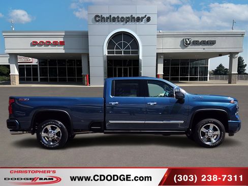 Used 2024 Chevrolet Silverado 2500 High Country w/ High Country Premium Package AWD/4WD image 2