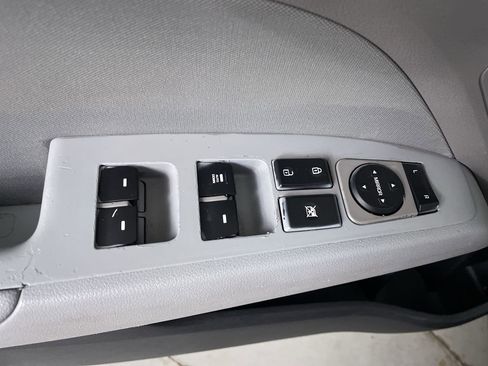 Used 2017 Hyundai Elantra SE image 11