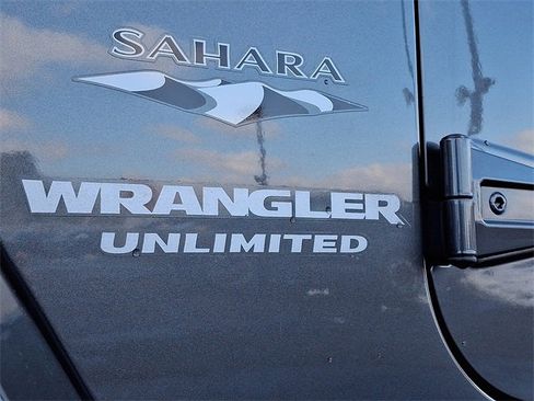 Used 2017 Jeep Wrangler Unlimited Sahara w/ Connectivity Group image 31