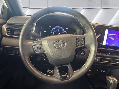 Used 2025 Toyota Camry SE image 9