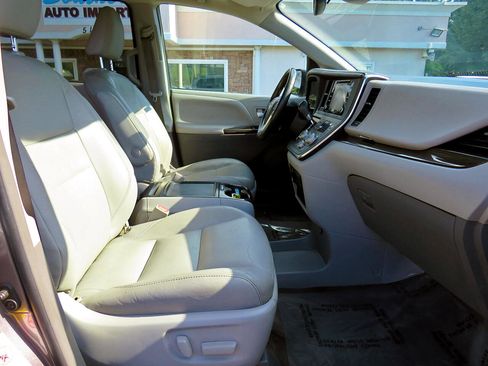 Used 2018 Toyota Sienna XLE image 32