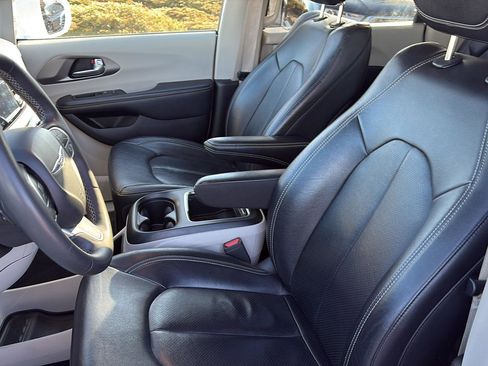 Used 2022 Chrysler Pacifica Touring-L image 5