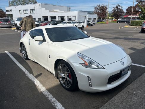 Used 2015 Nissan 370Z Coupe RWD image 2
