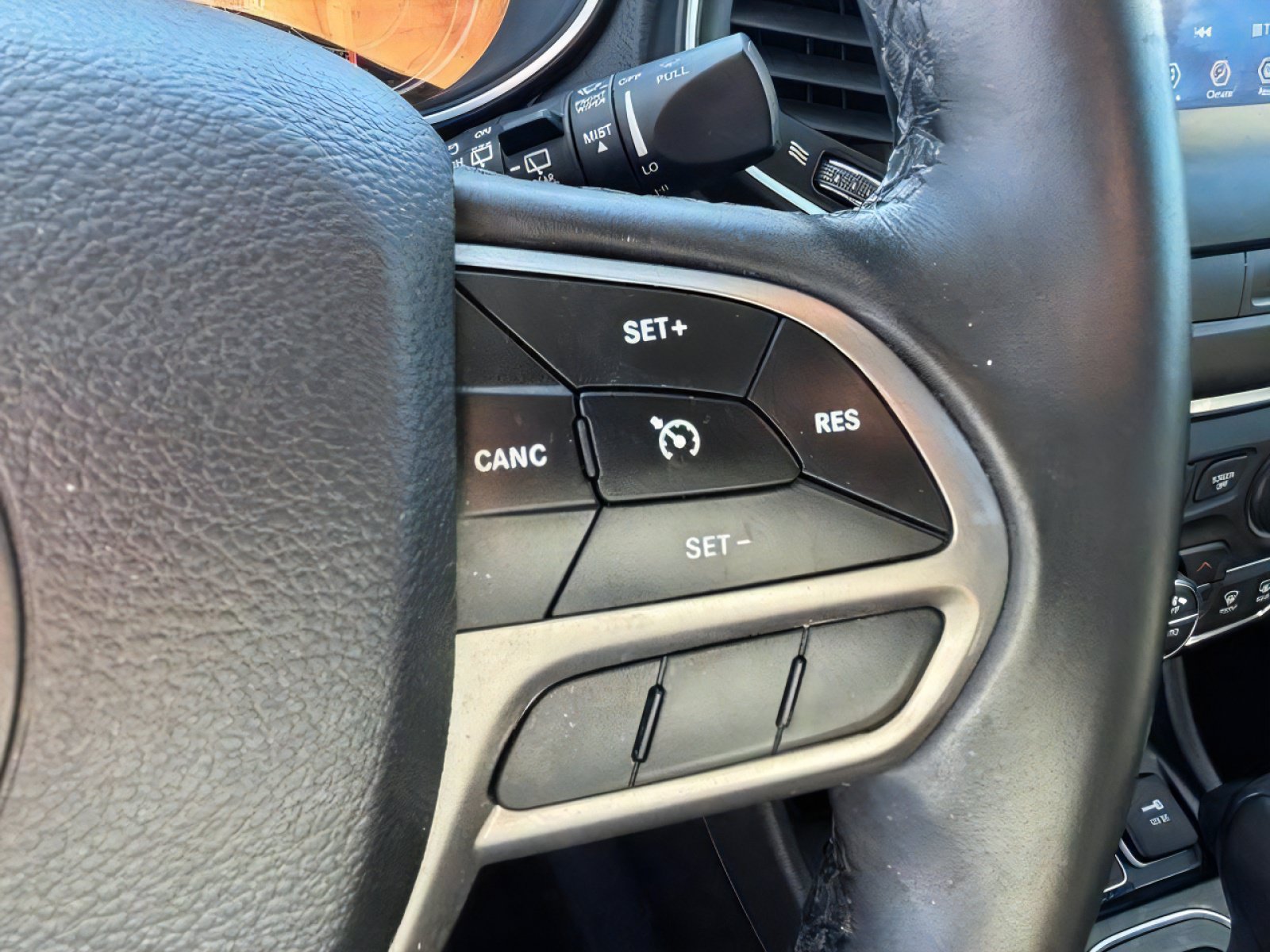 Used 2019 Jeep Cherokee Latitude Plus w/ Comfort/Convenience Group FWD image 23
