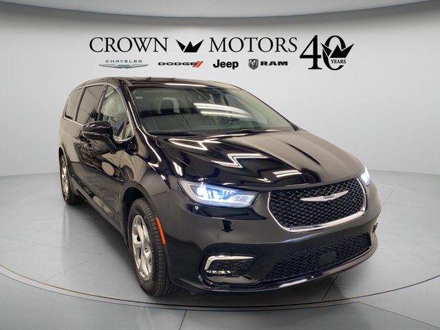Used 2024 Chrysler Pacifica Limited w/ Trailer Tow Group AWD/4WD image 9