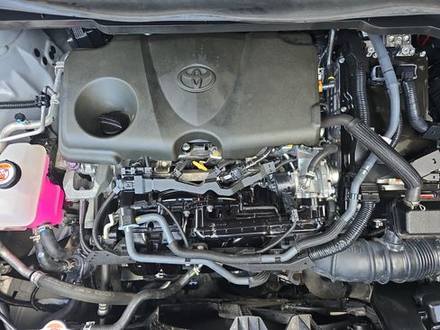 Used 2024 Toyota Sienna XSE FWD image 32