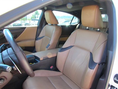 Used 2021 Lexus ES 300h w/ Accessory Package FWD image 10