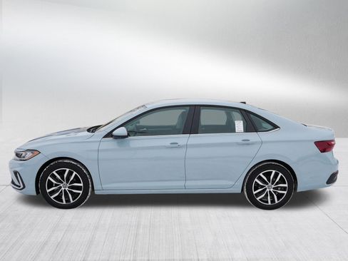 Certified 2025 Volkswagen Jetta SE image 4