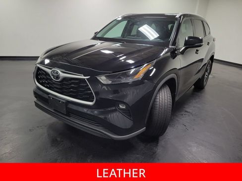 Used 2022 Toyota Highlander XLE AWD/4WD image 4
