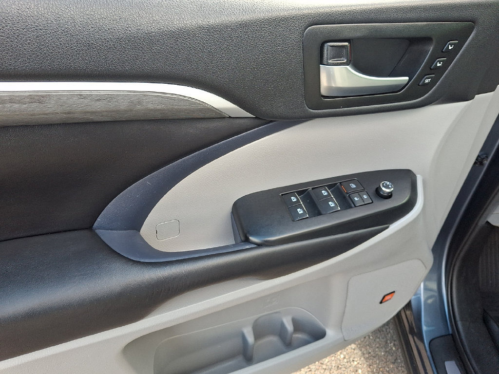 Used 2019 Toyota Highlander Limited Platinum AWD/4WD image 13
