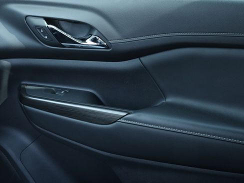 Used 2023 GMC Acadia SLT image 16