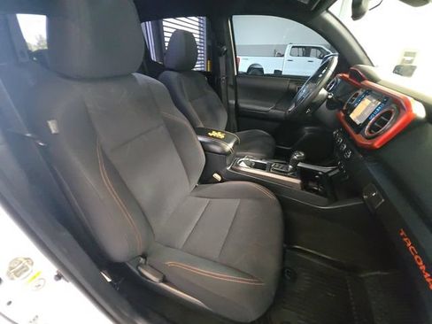 Used 2019 Toyota Tacoma TRD Off-Road AWD/4WD image 29