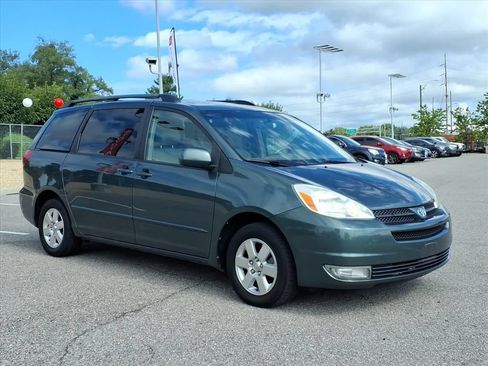 Used 2004 Toyota Sienna XLE w/ XLE Pkg 14 FWD image 2