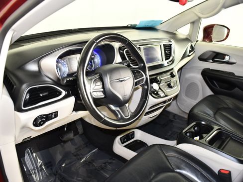Used 2020 Chrysler Pacifica Touring-L FWD image 37