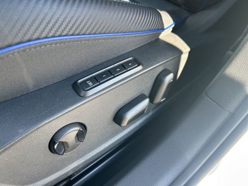 Used 2022 Volkswagen Golf R image 18