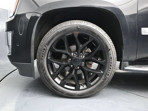 Used 2019 Cadillac Escalade Luxury AWD/4WD image 17
