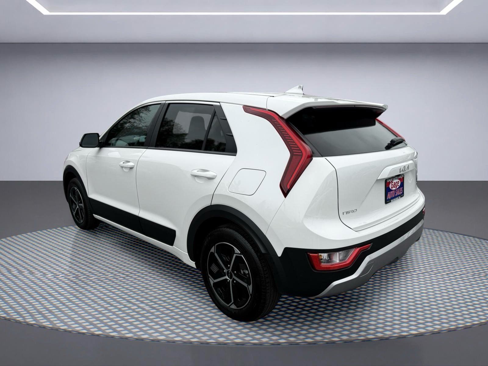 Used 2025 Kia Niro LX FWD image 4