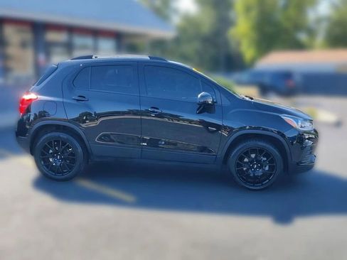 Used 2022 Chevrolet Trax LT w/ Midnight Edition image 8