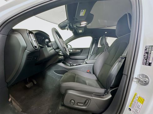 Used 2023 Volvo C40 P8 Recharge Ultimate image 13