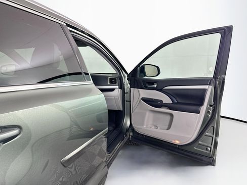 Used 2016 Toyota Highlander XLE AWD/4WD image 35