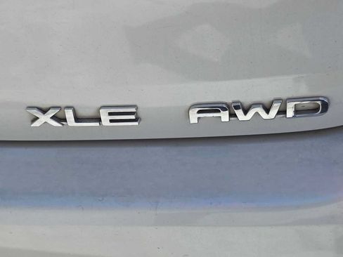 Used 2020 Toyota Highlander XLE AWD/4WD image 5