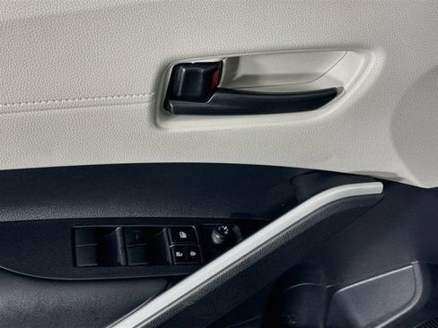 Certified 2025 Toyota Corolla Cross LE w/ Moonroof Package FWD image 19