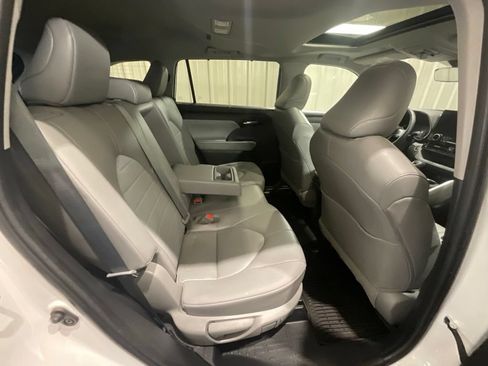 Used 2023 Toyota Highlander XLE AWD/4WD image 16