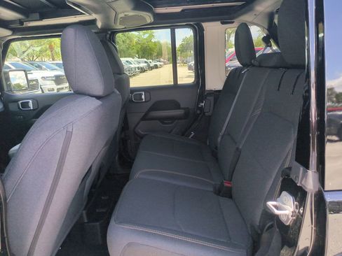 Used 2025 Jeep Wrangler Unlimited Sahara w/ Safety Group AWD/4WD image 15