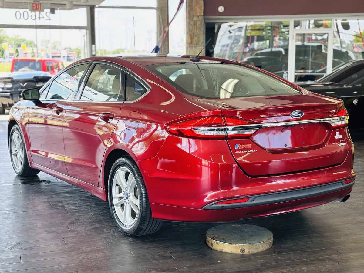 Used 2018 Ford Fusion SE w/ Fusion SE Technology Package FWD image 12