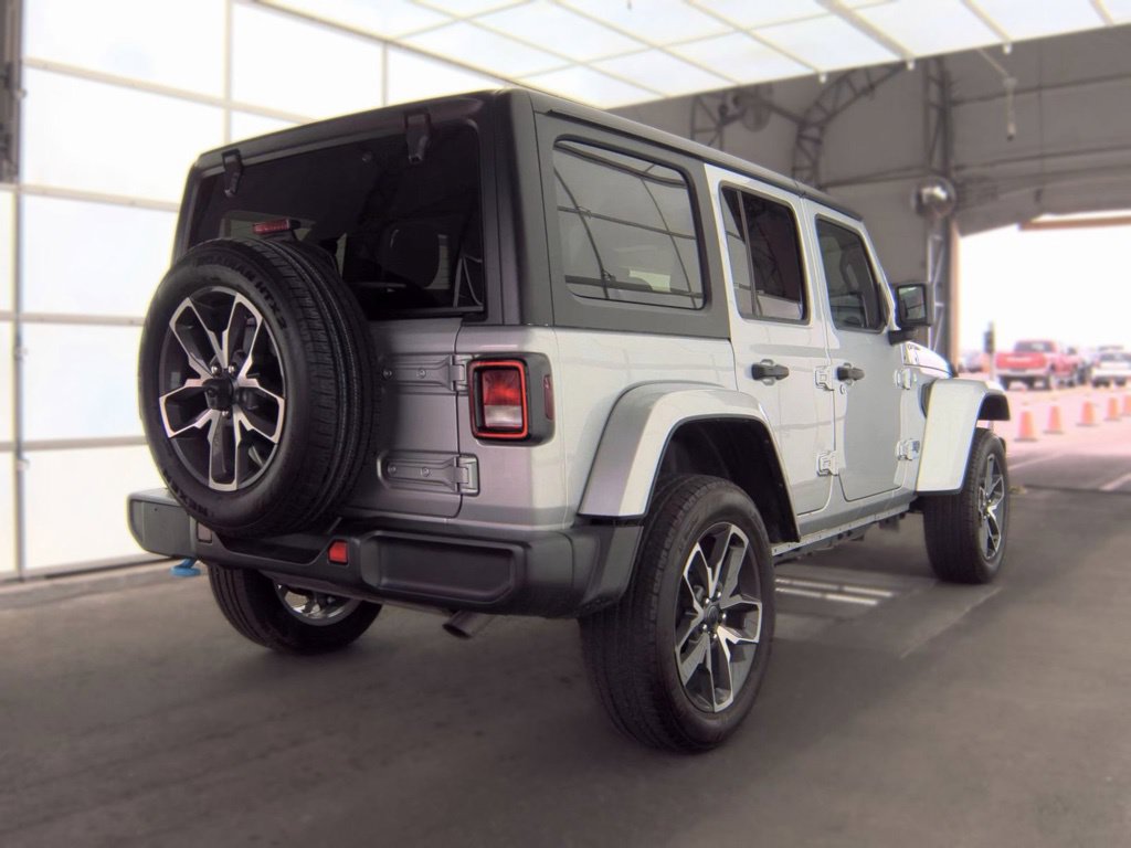Used 2024 Jeep Wrangler Unlimited w/ Technology Group AWD/4WD image 9