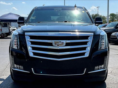 Used 2016 Cadillac Escalade Luxury RWD image 2